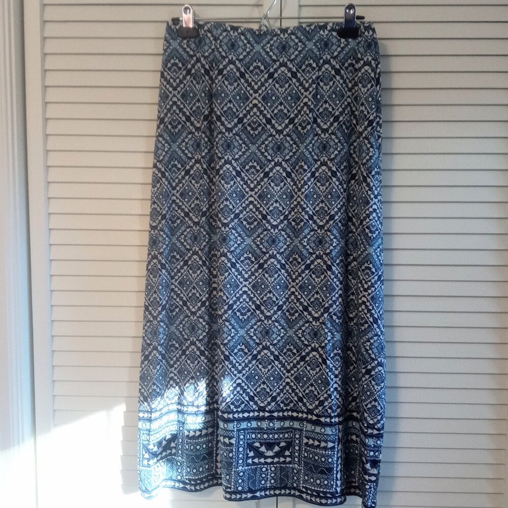JJill Rayon Spandex blue and white batik like design skirt.